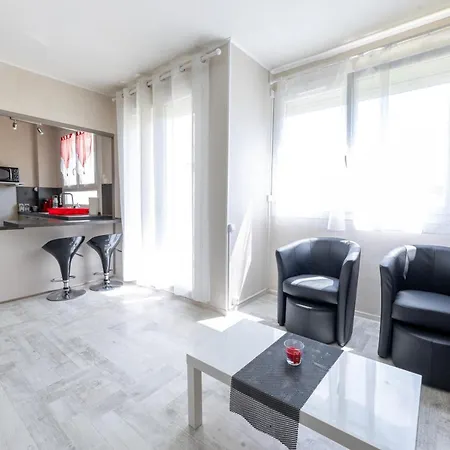 Appartement Proche Gare Avec Parking Parthenay